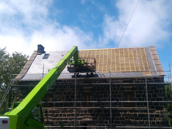 Restauration de la toiture ardoise de cette maison en pierre de Volvic : Notre compagnon Christophe a remplacé les ardoises existantes par des ardoises d'Espagne 40x22 rectangulaires. 
Les zinc ont été remplacés par des zinc naturel qui vont se patiner dans le temps.