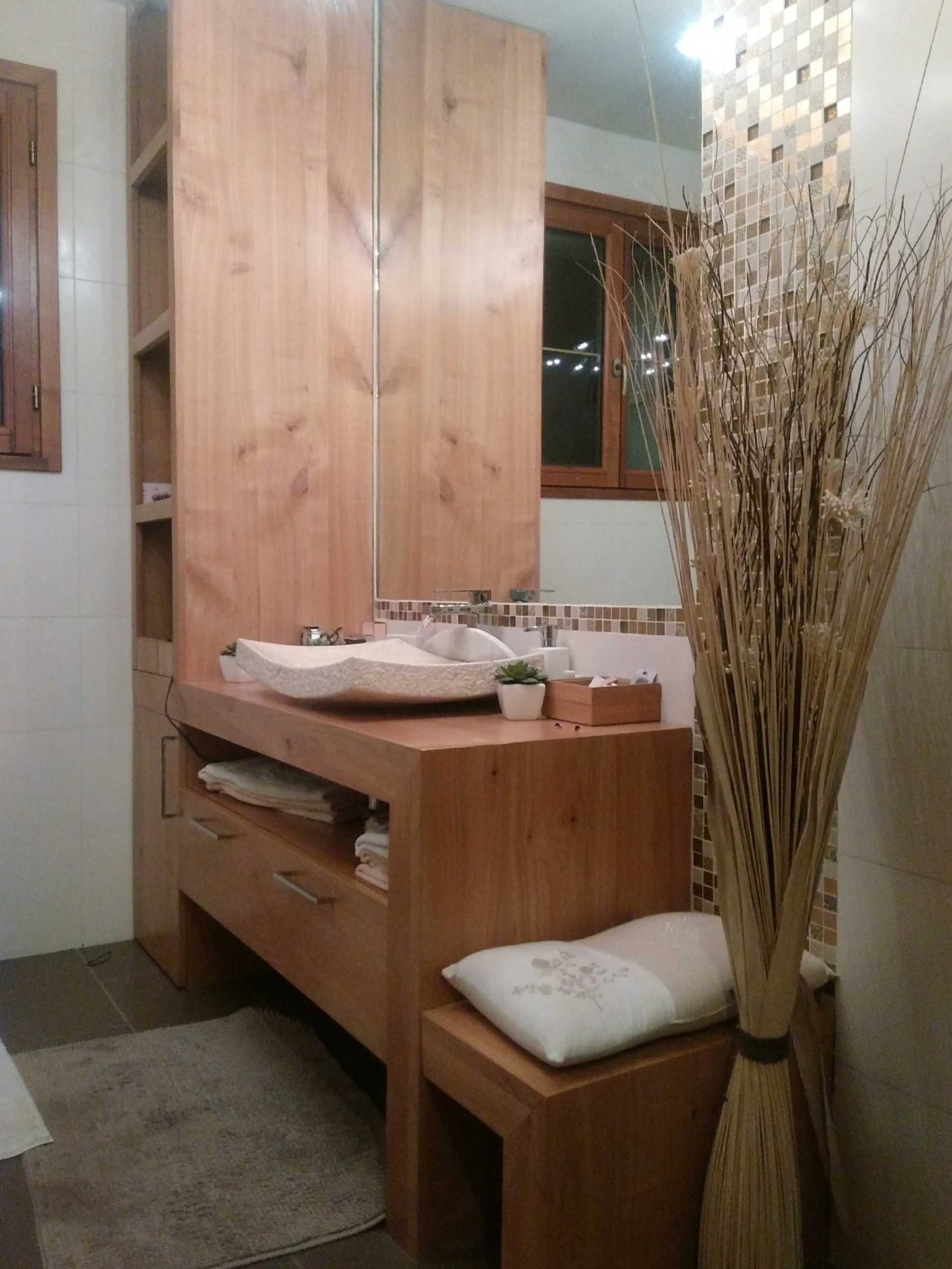 Agencement salle de bain bois artisanal Fargeix