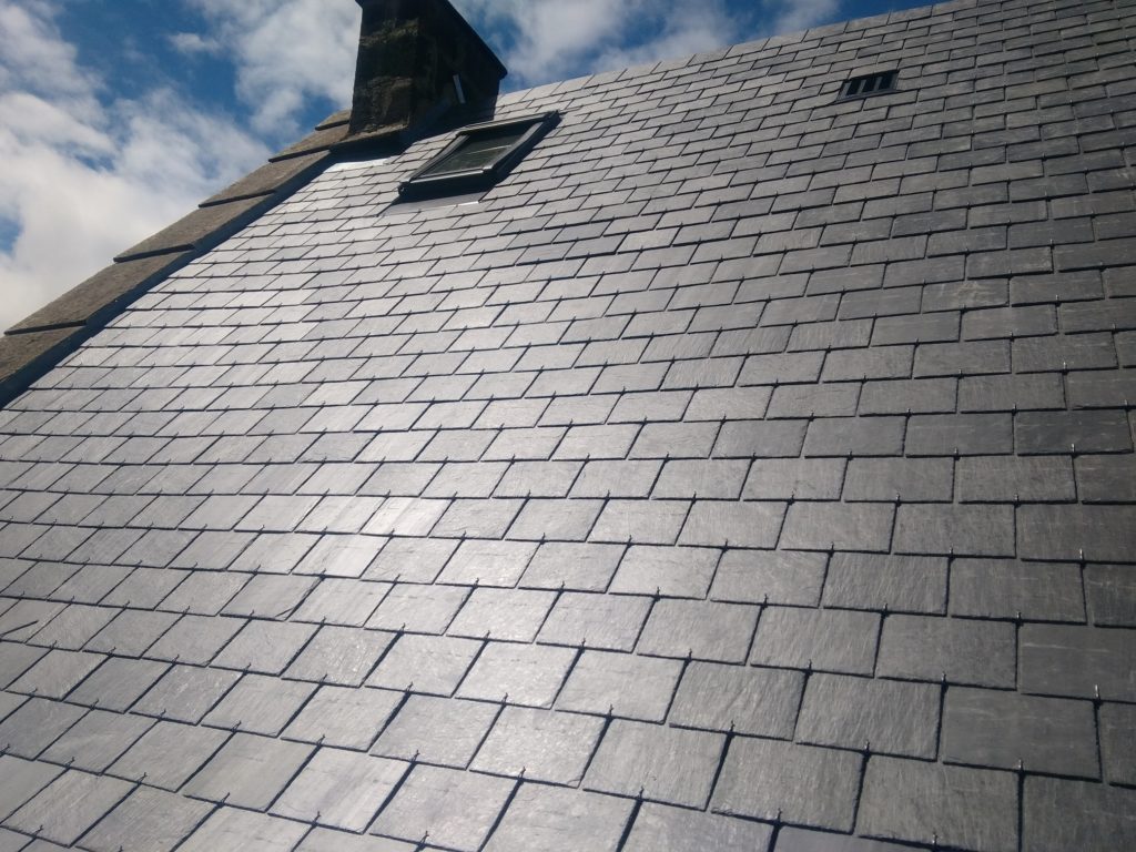 Restauration de la toiture ardoise de cette maison en pierre de Volvic : Notre compagnon Christophe a remplacé les ardoises existantes par des ardoises d'Espagne 40x22 rectangulaires. 
Les zinc ont été remplacés par des zinc naturel qui vont se patiner dans le temps.