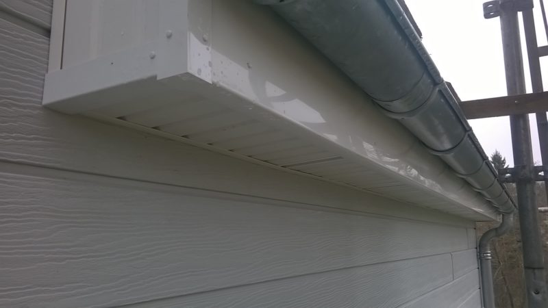 Lambris de sous toiture PVC blanc + zinc